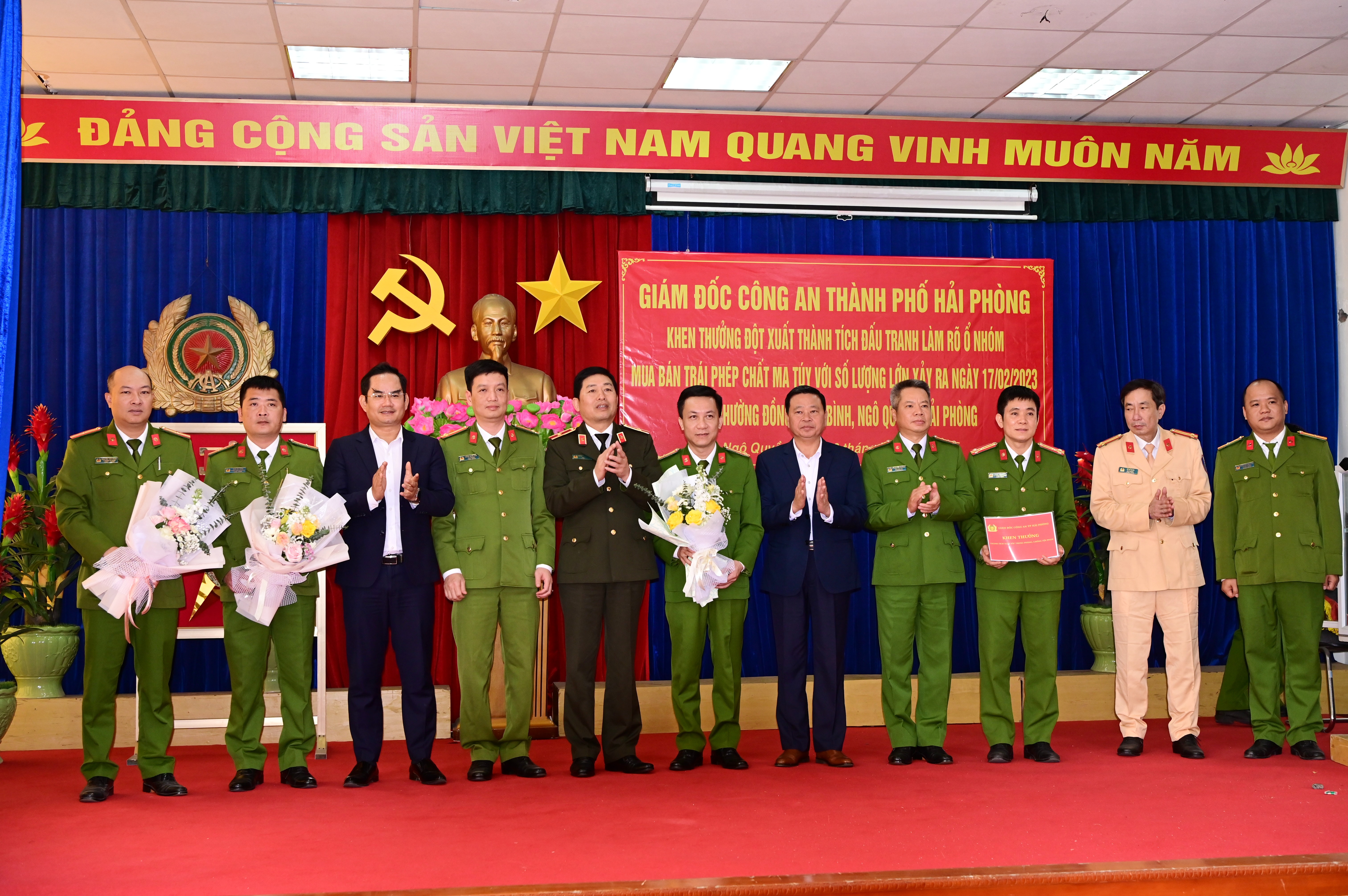 Khen thưởng đột xuất ​Công an quận Ngô Quyền bắt nhóm đối tượng mua bán trái phép ma tuý với số lượng lớn